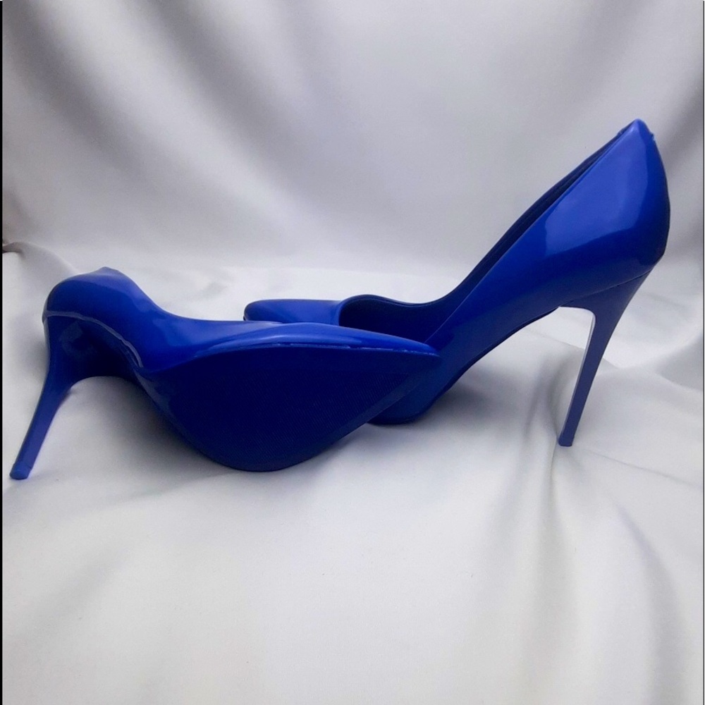 Blue pumps